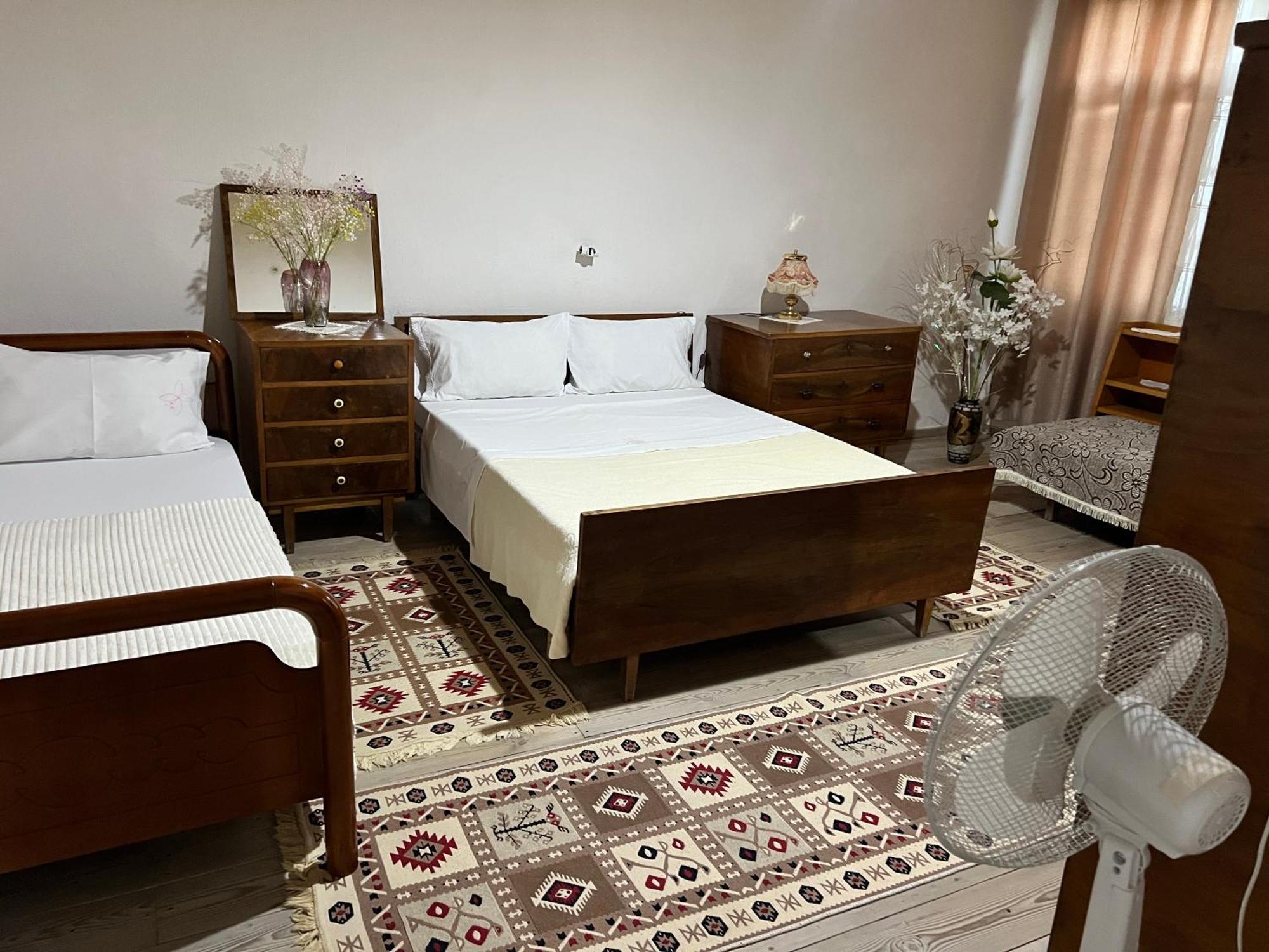 Tourists Guest House จีโรคาสเตอร์ ภายนอก รูปภาพ